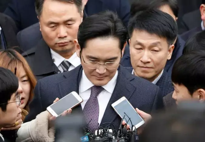 L'image du soir : pas de détention provisoire pour le leader de Samsung