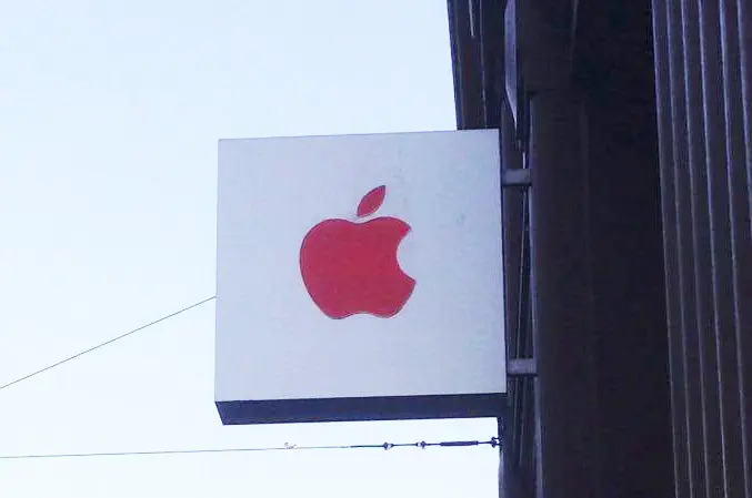 L'image du jour : une pomme rouge dans les Apple Store pour la lutte contre le SIDA