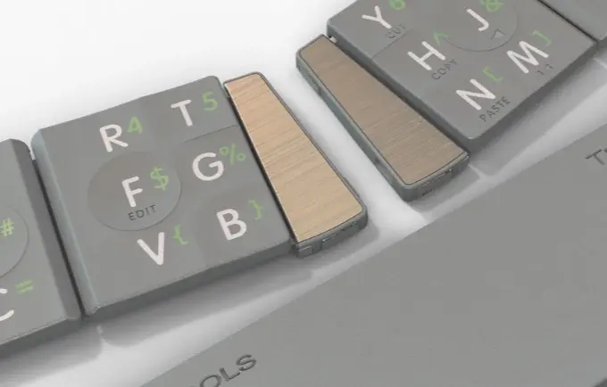 TextBlade, un clavier physique pour iPhone ultra compact constitué de seulement 8 touches