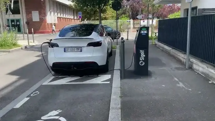 Vous ne devinerez jamais pourquoi le port de charge des Tesla est à l'arrière gauche !