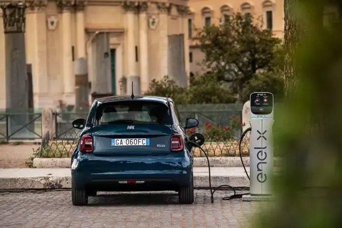 VE : la Fiat 500 électrique en version "berline" dès 34 900 € (hors bonus)