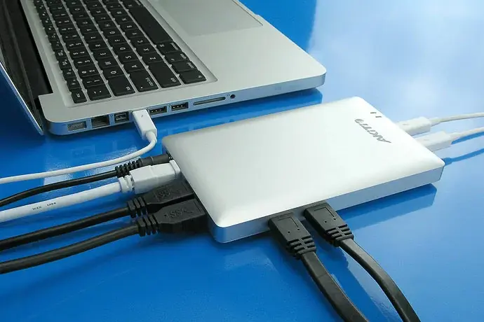 Le Thunder Dock d'Akitio, SATA, USB3 et FW800 à partir d'un simple Thunderbolt