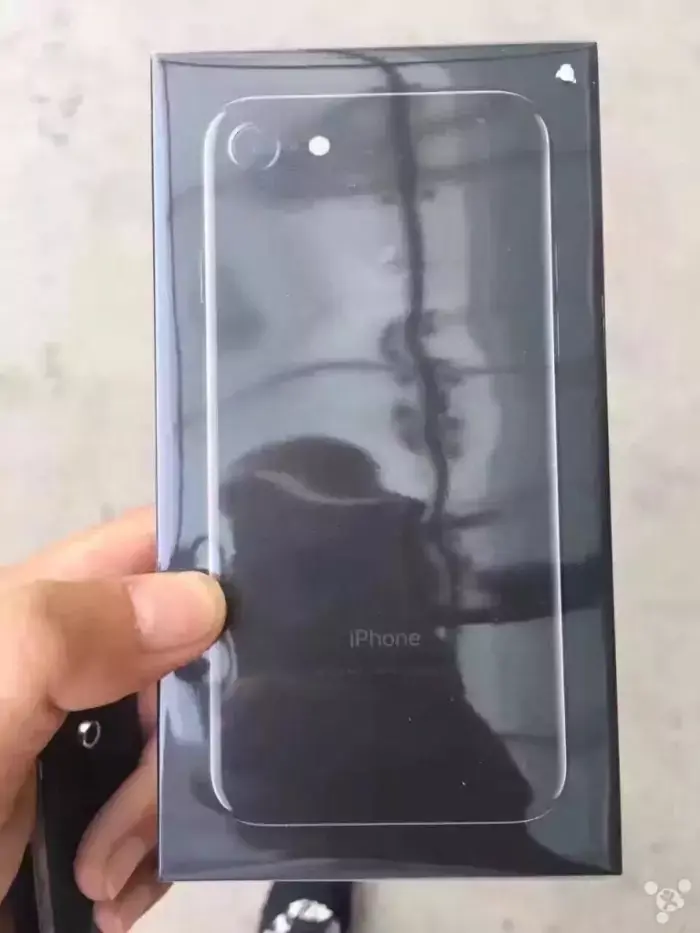 L'image du soir : effeuillage non officiel d'iPhone 7 (noir et noir de jais)