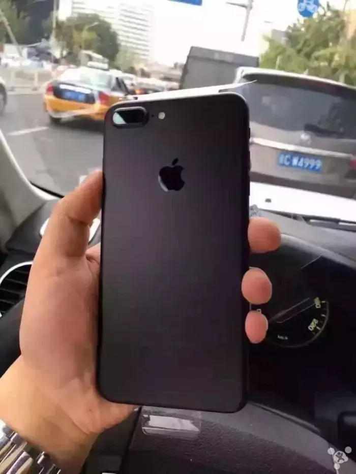 L'image du soir : effeuillage non officiel d'iPhone 7 (noir et noir de jais)