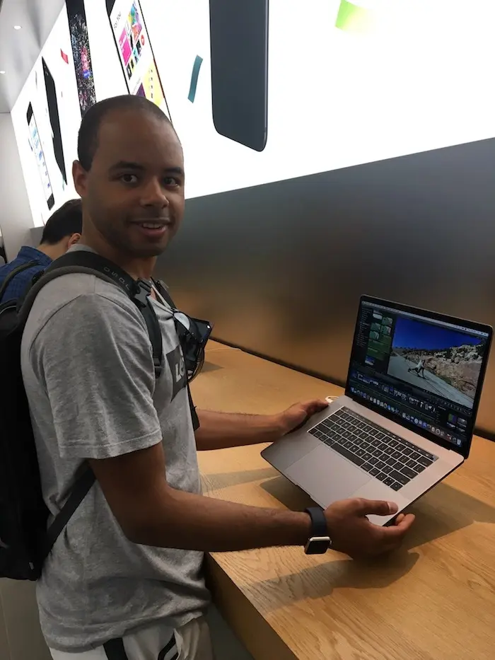 Les MacBook Pro avec TouchBar sont visibles dans les Apple Store (photos)