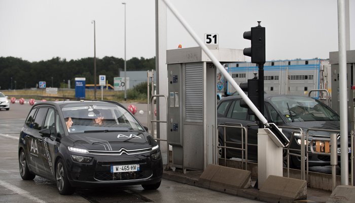 Voiture autonome : un C4 Picasso de PSA franchit un péage Vinci sans conducteur !