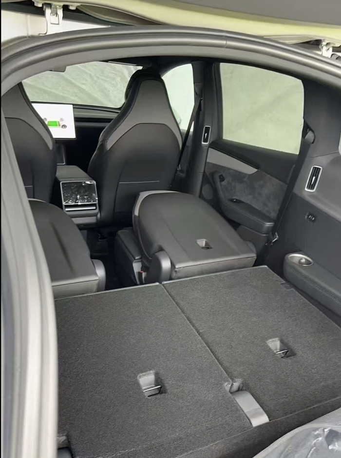 https://img-api.mac4ever.com/700/0/bdb1d71563_tesla-model-y-l-6-places-des-surprises-a-l-interieur.webp