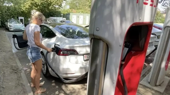 Vous ne devinerez jamais pourquoi le port de charge des Tesla est à l'arrière gauche !