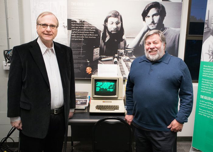 40 ans plus tard, l'équipe de l'Apple I réunie dans le garage des parents de Steve Jobs !