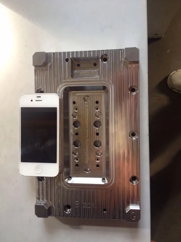 iPhone 6 : une photo comparative du socle avec un iPhone 4S