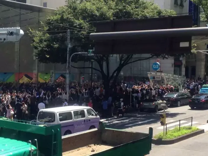 Angela Ahrendts joue la "fille sympa" pour l'ouverture de l'Apple Store d'Omotesando