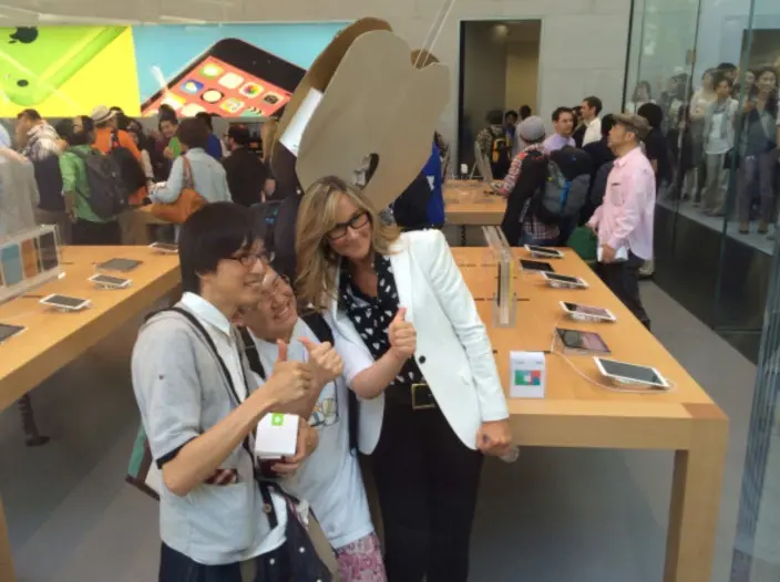 Angela Ahrendts joue la "fille sympa" pour l'ouverture de l'Apple Store d'Omotesando