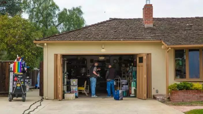 L'image du jour : les caméras sont arrivées devant le Garage de Steve Jobs