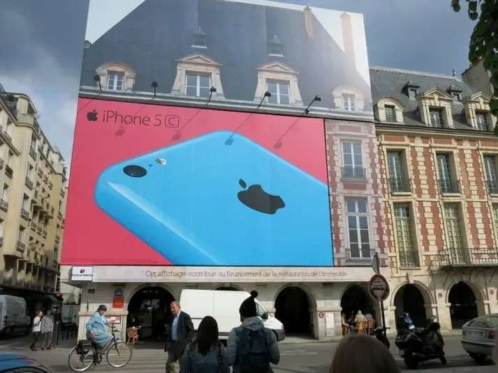 Aurélie Filippetti fait retirer une publicité d'Apple sur la place des Vosges à Paris