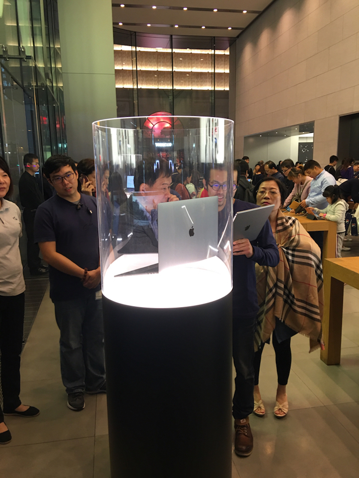 Illustration : À Shanghaï, les nouveaux MacBook Pro sont visibles à l'Apple Store... sous cloche (photos)