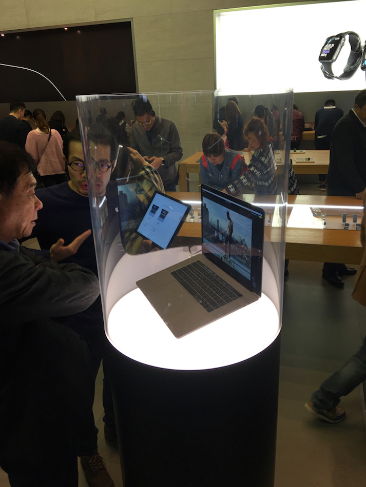 À Shanghaï, les nouveaux MacBook Pro sont visibles à l'Apple Store... sous cloche (photos)