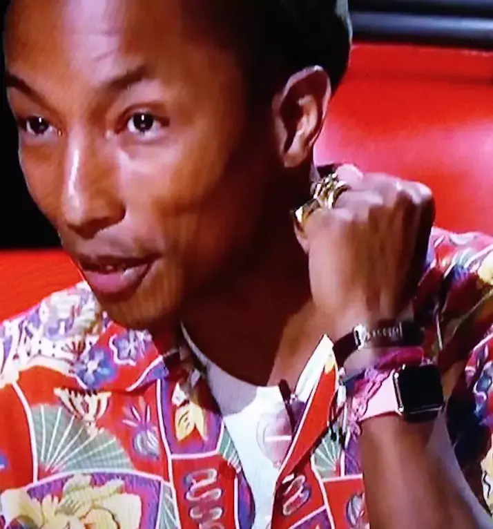 L'image du jour : Pharell Williams exhibe son Apple Watch sur le plateau de The Voice