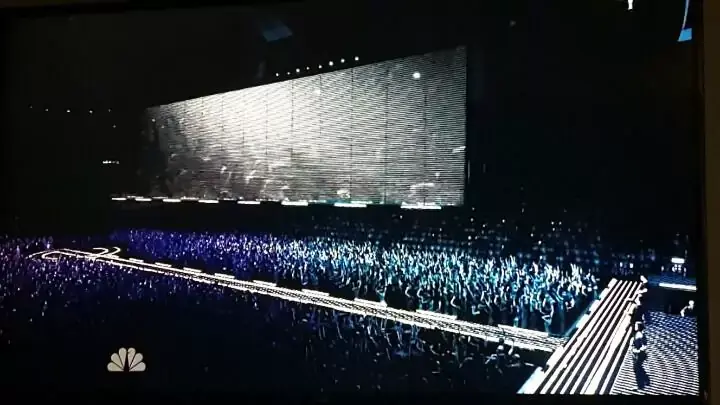 U2 dédicace une chanson à la veuve de Steve Jobs durant un concert très technophile