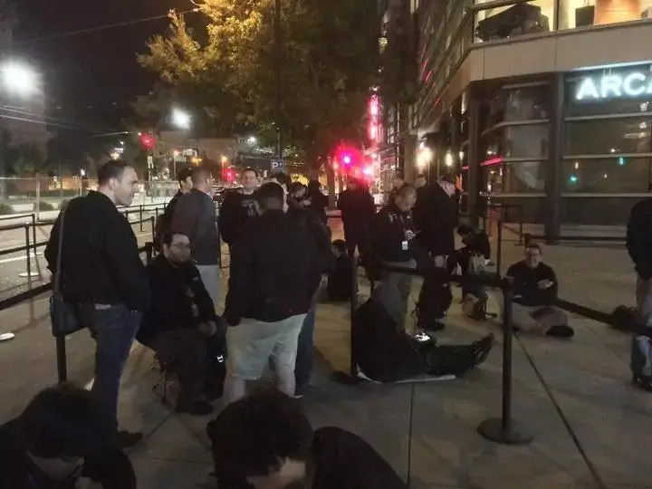 #WWDC : la file d'attente se forme déjà devant le McEnery Convention Center (photos+vidéos)