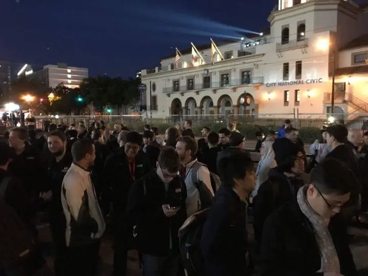 #WWDC : la file d'attente se forme déjà devant le McEnery Convention Center (photos+vidéos)