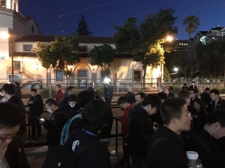 #WWDC : la file d'attente se forme déjà devant le McEnery Convention Center (photos+vidéos)