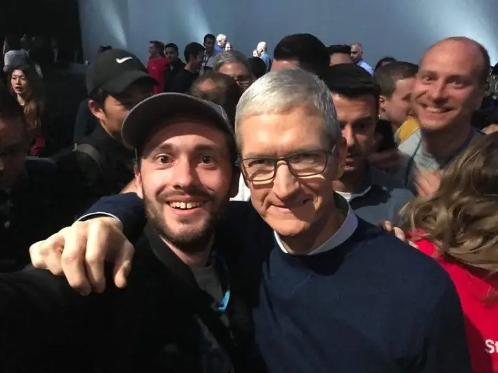 L'image du matin : Tim Cook signe les badges de la WWDC