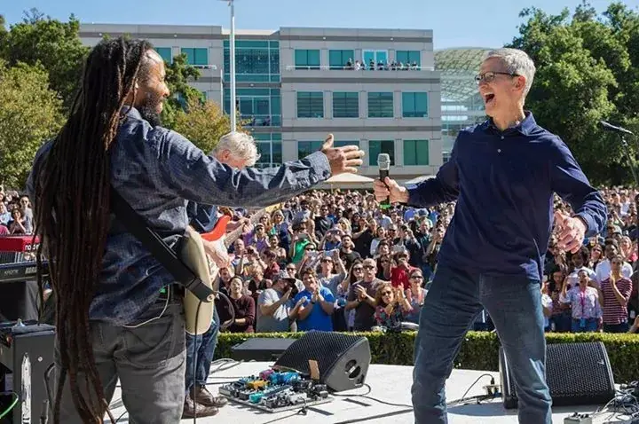 L'image du jour : un concert écolo pour la Journée de la Terre, mais pas à Apple Park !