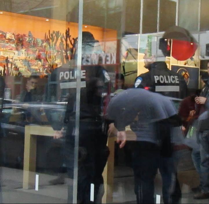 L'image du jour : au Québec aussi, on manifeste devant les Apple Store