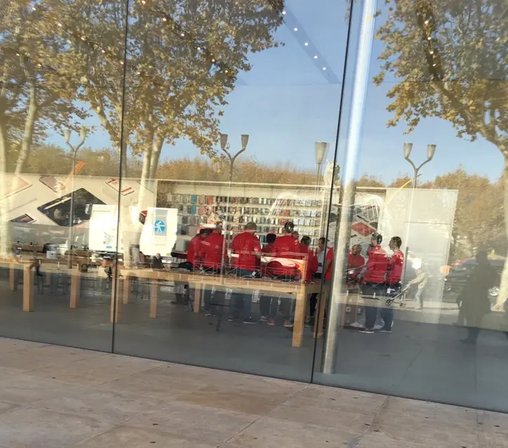 L'image du jour : une petite polaire rouge pour les employés des Apple Store