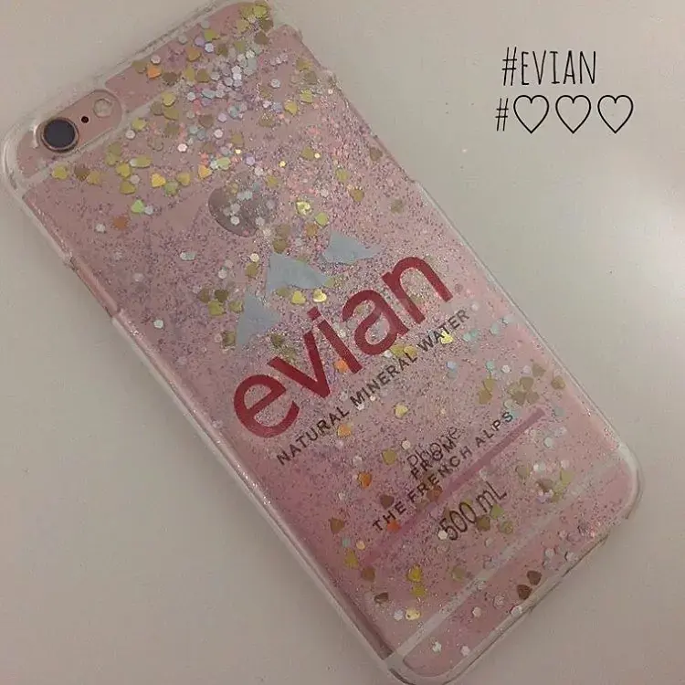 Pourquoi les japonaises créent-elles des coques d'iPhone avec des étiquettes Evian ?