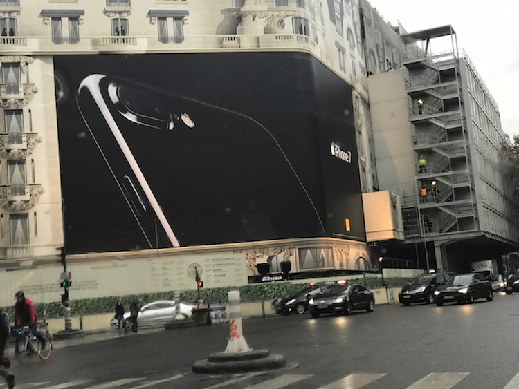 L'image du jour : l'iPhone 7 s'invite sur la façade du Lutetia