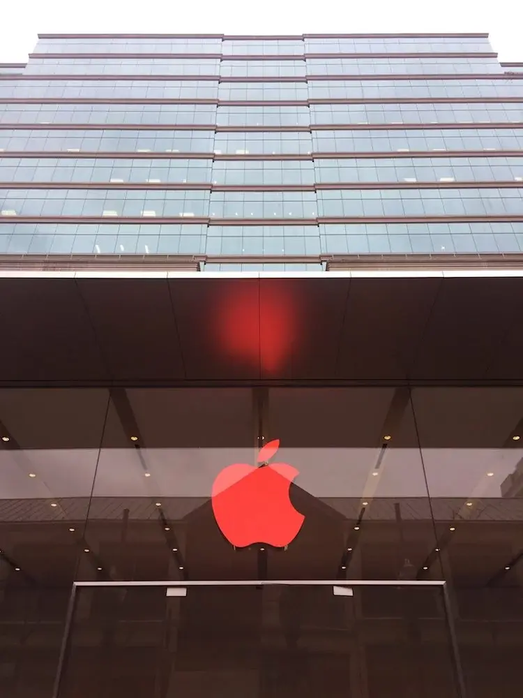 Le logo des Apple Store vire au rouge (photos)