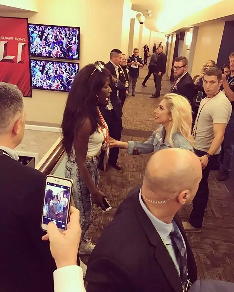 L'image du jour : Bozoma Saint John (Apple Music) et Lady Gaga en coulisses du Super Bowl