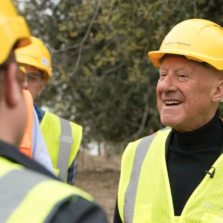 Sir Norman Foster, l'architecte d'Apple Park, accro à Instagram (et à son iPad Pro)