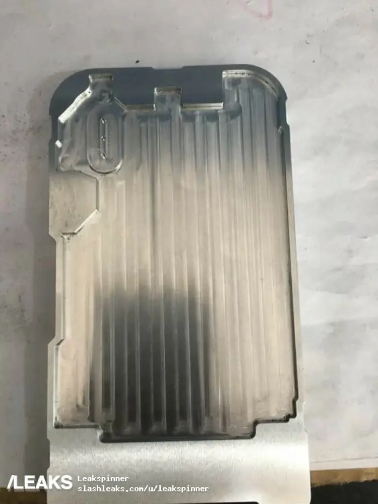 L'image du soir : un moule supposé d'iPhone 8 avec un double capteur vertical