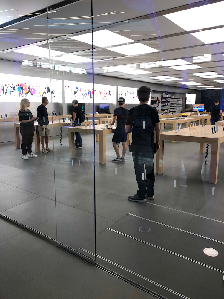 iPhone XS : les files d'attente se forment devant les Apple Store français