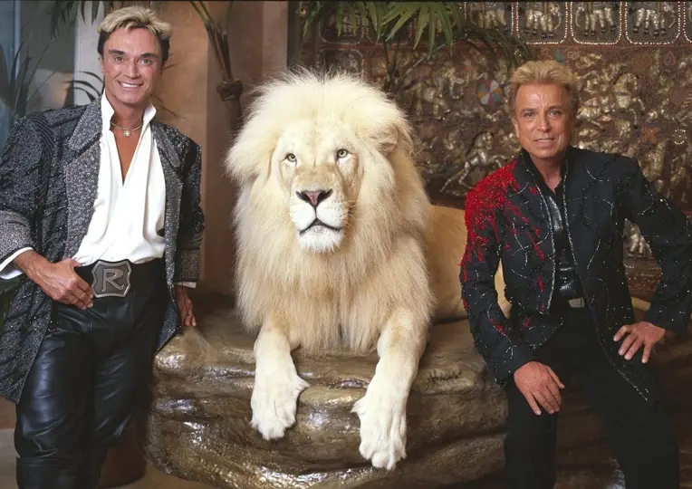 Apple : un podcast exclusif sur les magiciens Siegfried & Roy [+ Apple TV+]