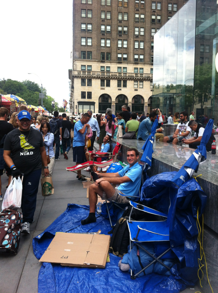 L'image du jour : on fait déjà la queue devant l'Apple Store de NYC