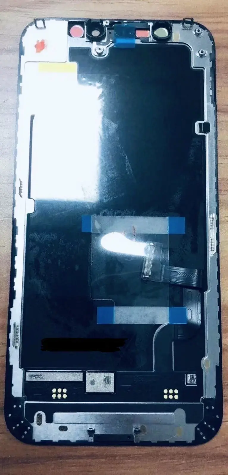 L'image du jour : serait-ce la dalle OLED d'un iPhone 12 ?