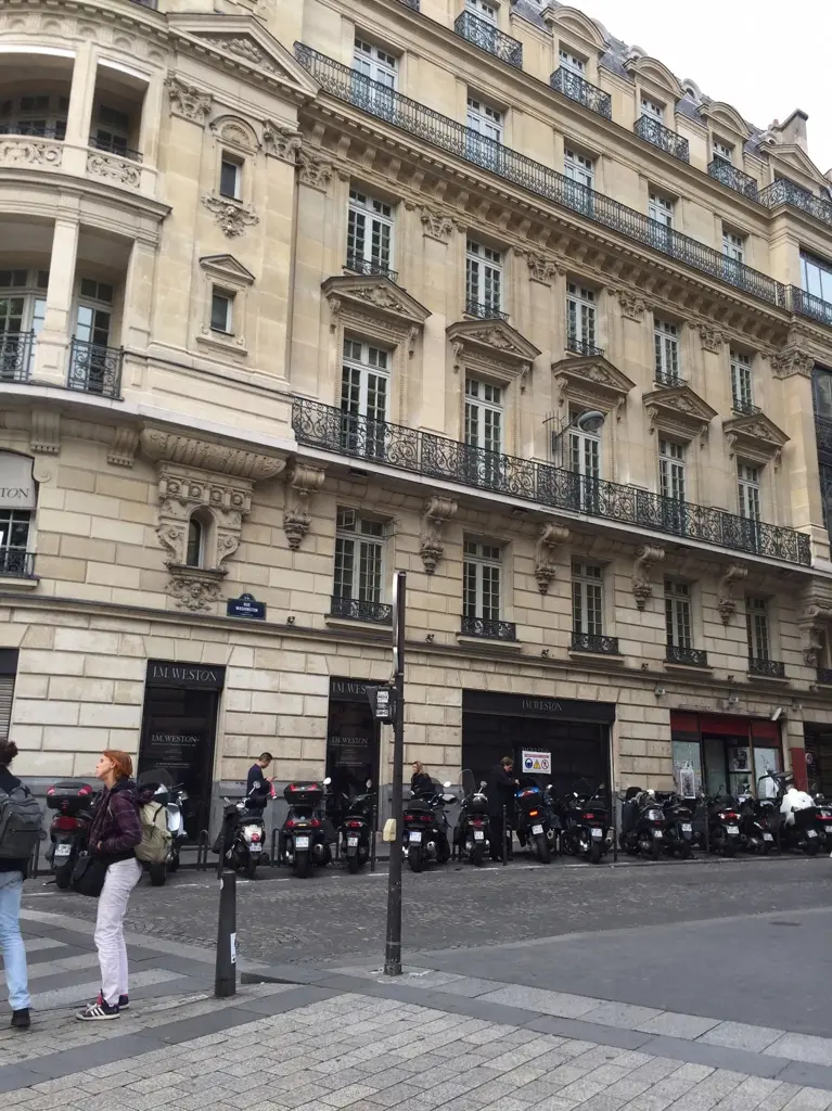 L'image du soir : où en est l'Apple Store des Champs-Elysées ?