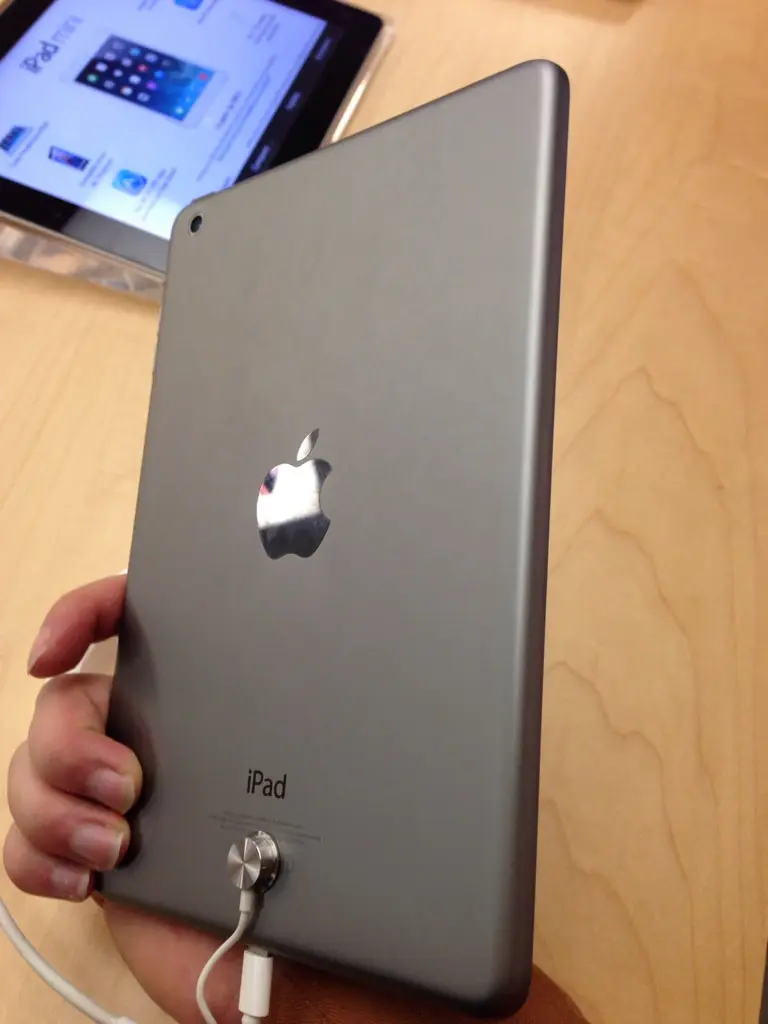 L'iPad mini gris sidéral est arrivé dans les Apple Store français (photo)