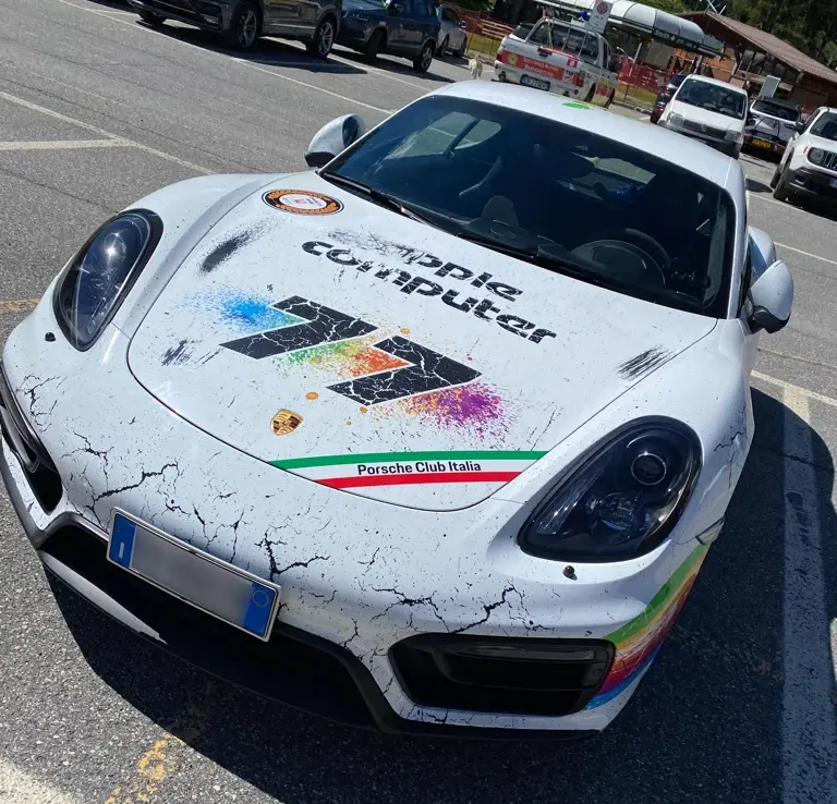 Une Porsche Cayman aux couleurs d'Apple observée en Italie (photos)