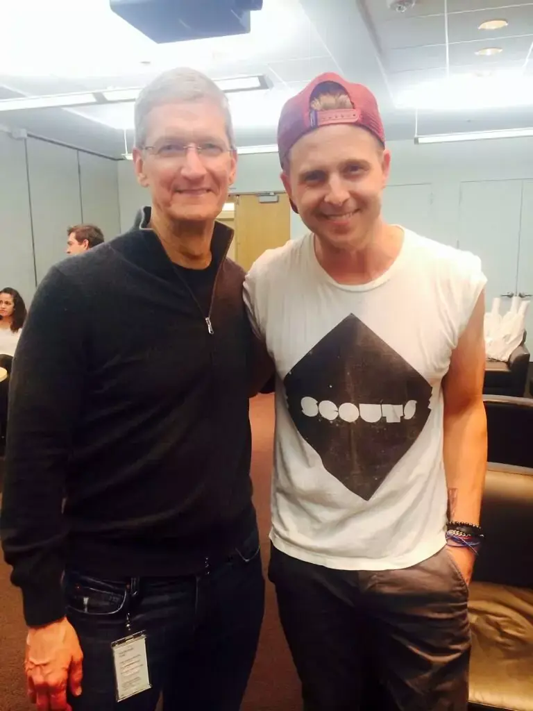 La photo du week-end : Tim Cook pose avec One Republic