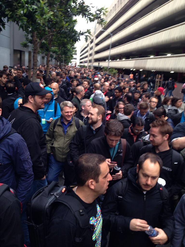 WWDC : Apple ouvre les portes, la file d'attente grossit : H-2:30 !