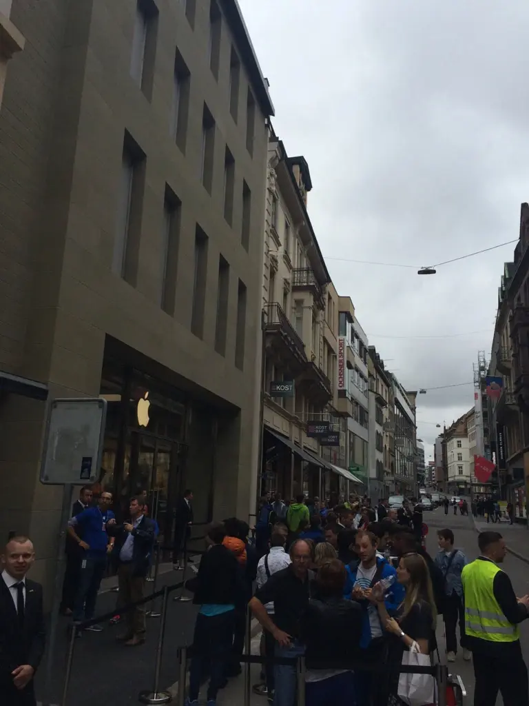 Suisse : quelques photos de l'ouverture de l'Apple Store de Bâle