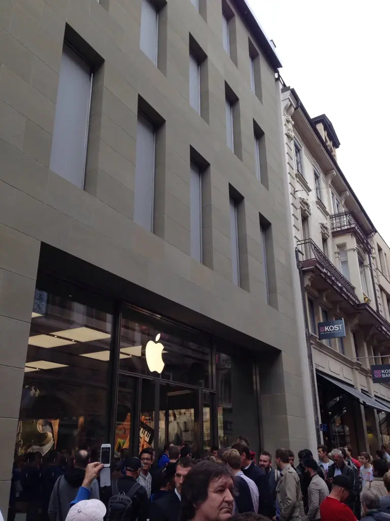 Suisse : quelques photos de l'ouverture de l'Apple Store de Bâle