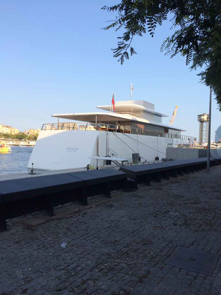 L'image du jour : le Yacht de Steve Jobs maintenant dans le port de Barcelone