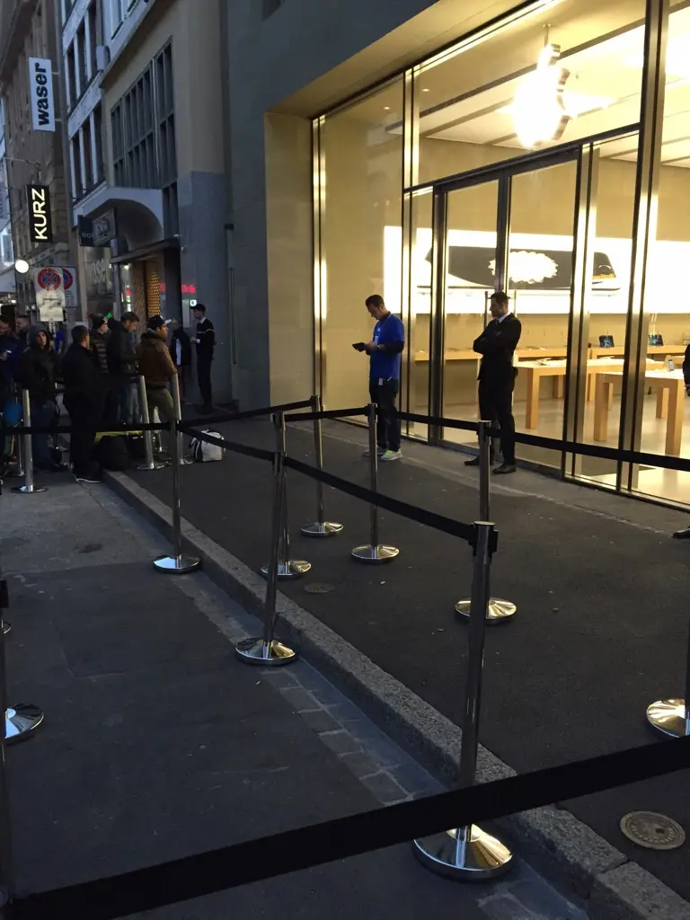 Suisse : à Bâle, l'Apple Store a du stock d'iPhone 6 (photos)