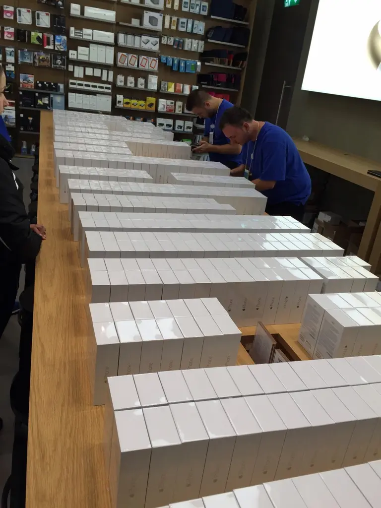 Suisse : à Bâle, l'Apple Store a du stock d'iPhone 6 (photos)