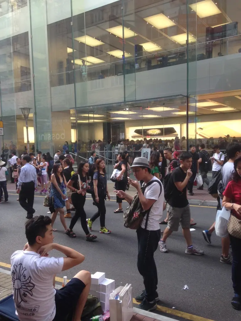 L'image du jour : à Hong-Kong, les iPhone 6 sont en vente, mais DEVANT les Apple Store !